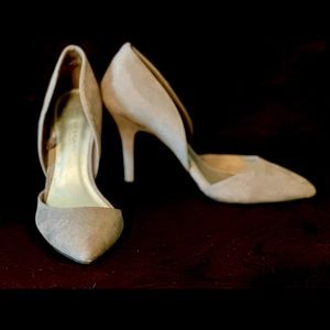 Like-new grey pumps, comfortable and versatile.